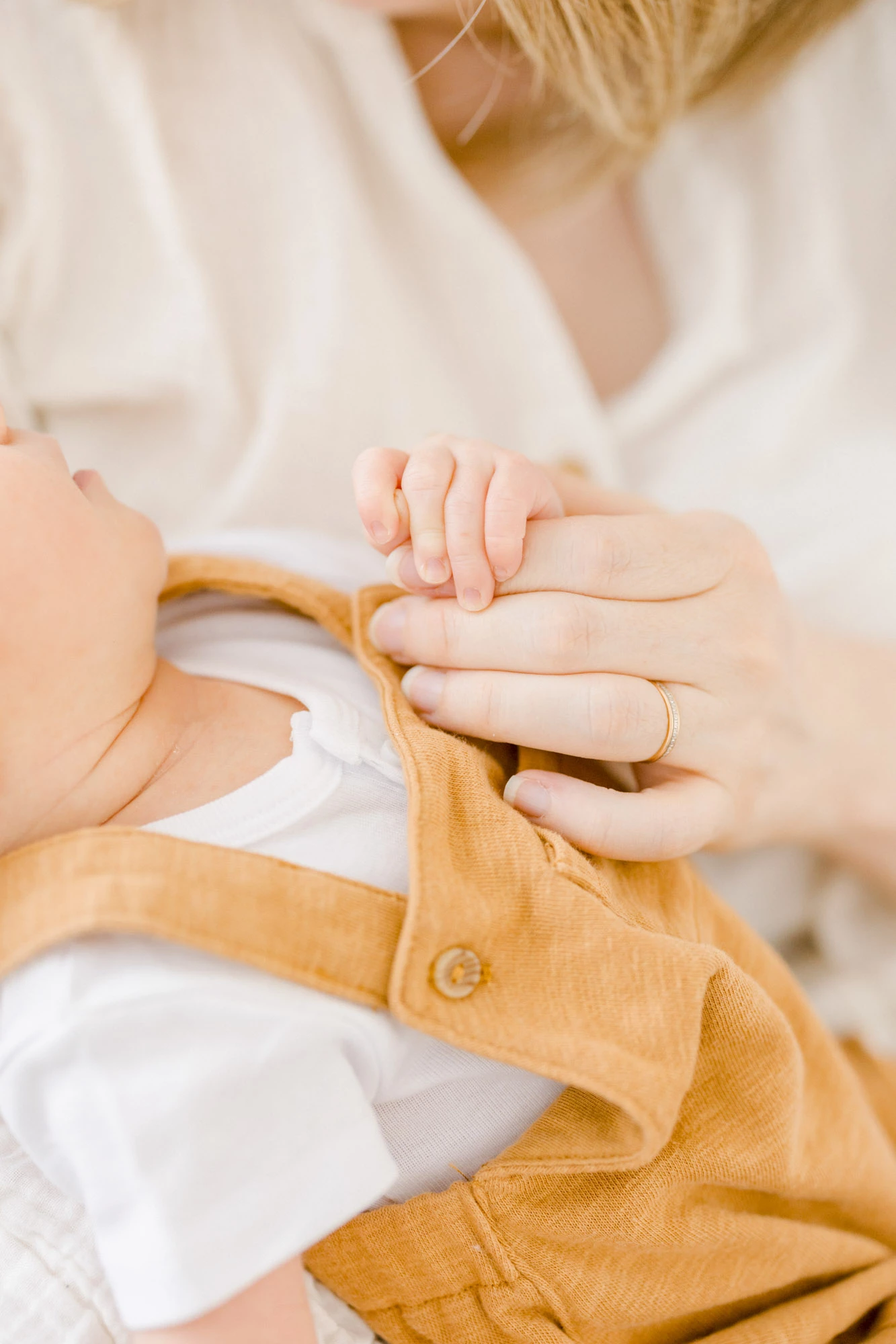 enfant bonheur marron gris orange